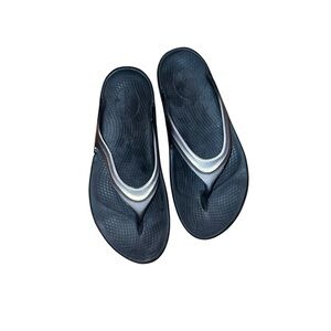 Oofos Silver Thong Sandals  Flip Flops Size 9